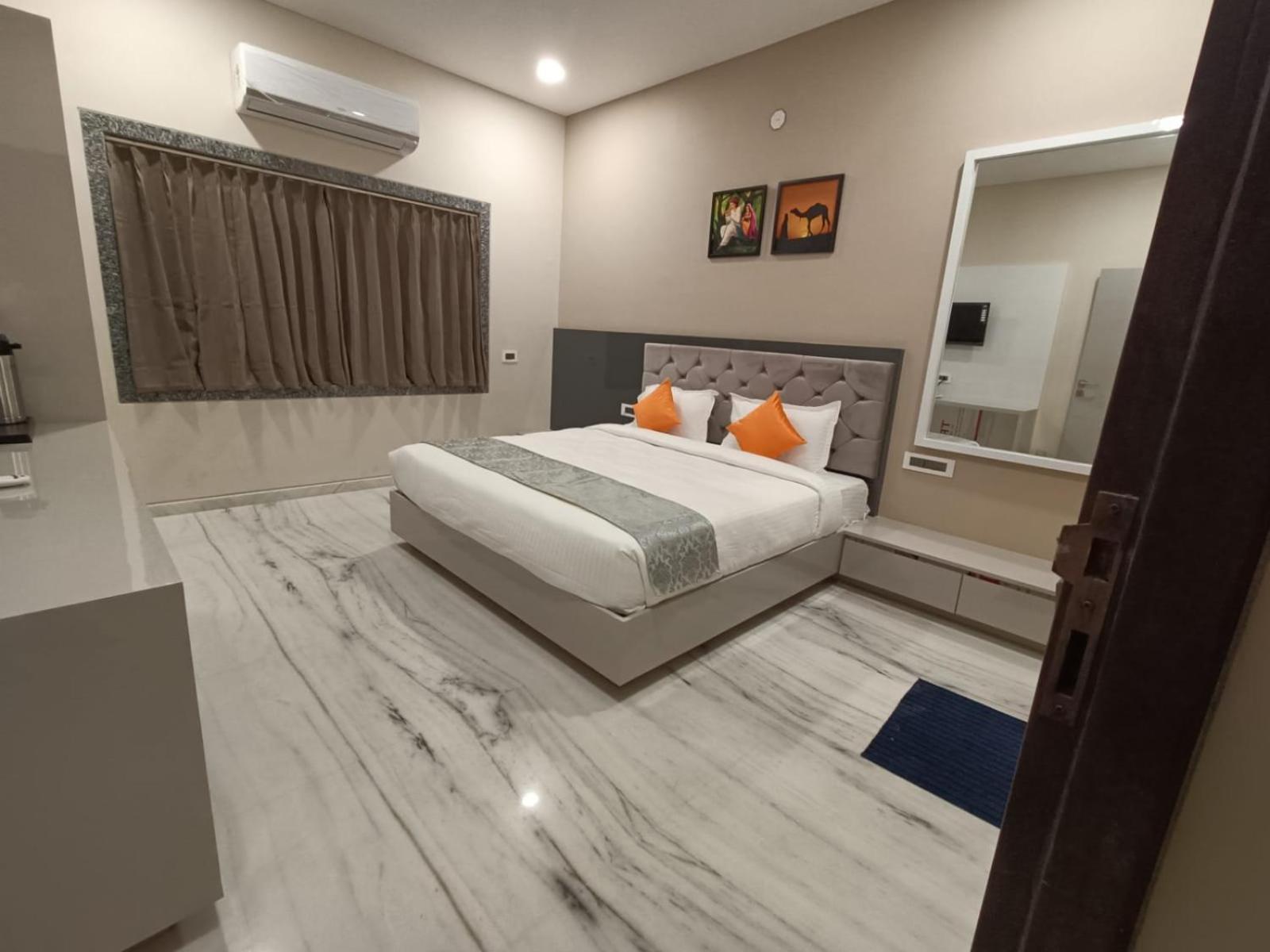 Hotel Shri Anand Dham, Nathdwara - 125 Meters Away From The Temple Bilik gambar
